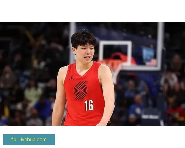 杨瀚森6分4篮板遭恶意抱摔裁判判罚引球迷狂嘘 杨瀚森6分4篮板遭恶意抱摔裁判判罚引球迷狂嘘